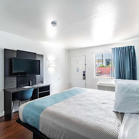 Motel 6 Tampa Near Fairgrounds - Casino Buitenkant foto