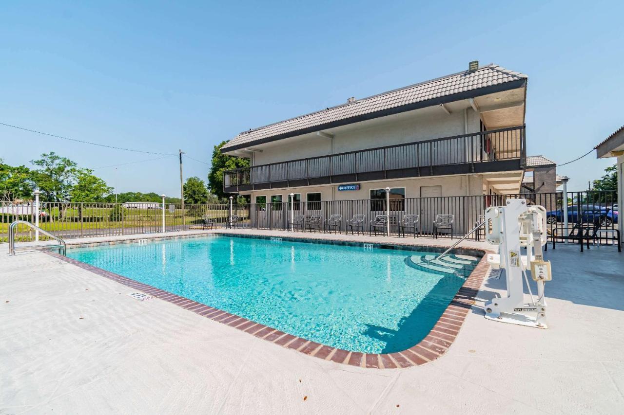 Motel 6 Tampa Near Fairgrounds - Casino Buitenkant foto