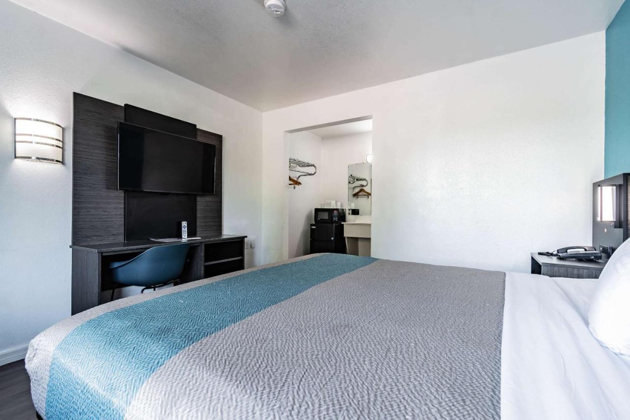 Motel 6 Tampa Near Fairgrounds - Casino Buitenkant foto