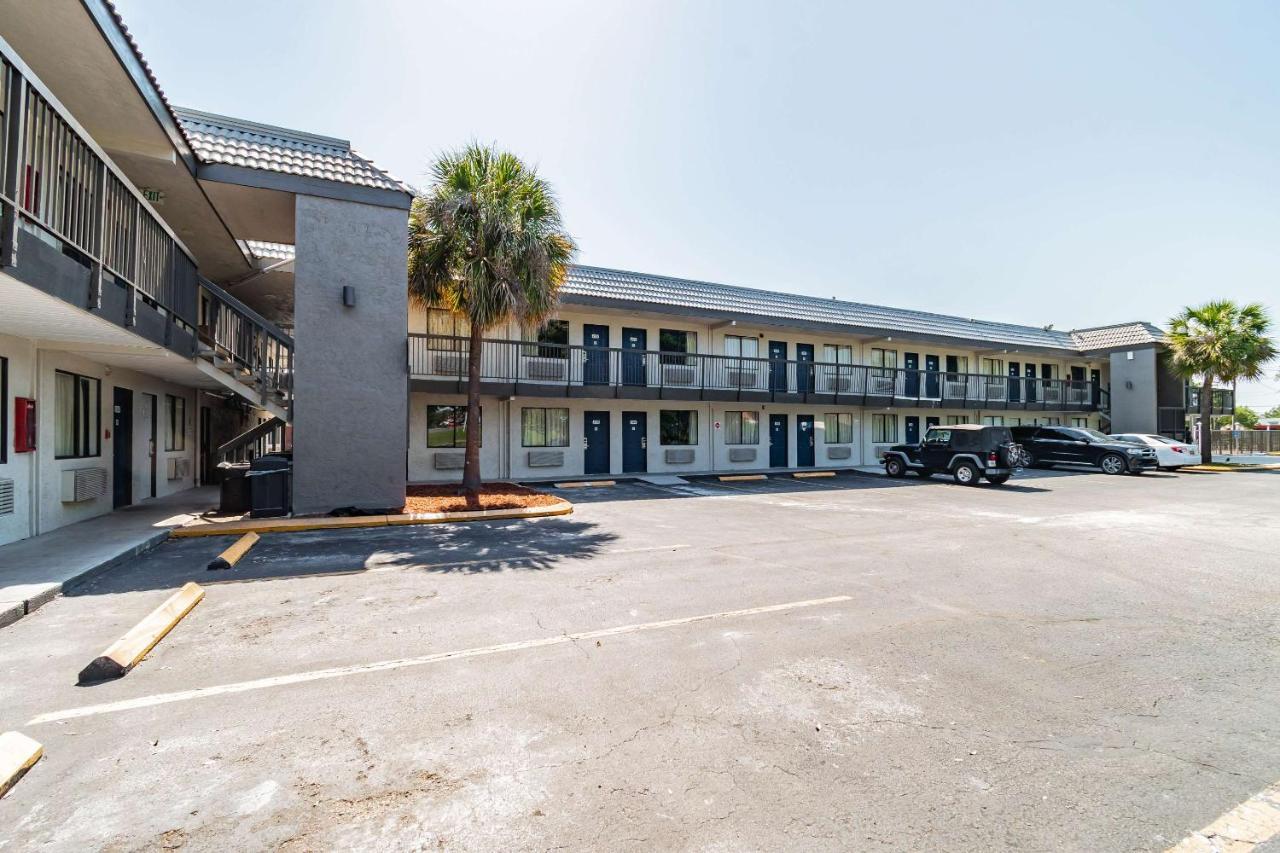 Motel 6 Tampa Near Fairgrounds - Casino Buitenkant foto