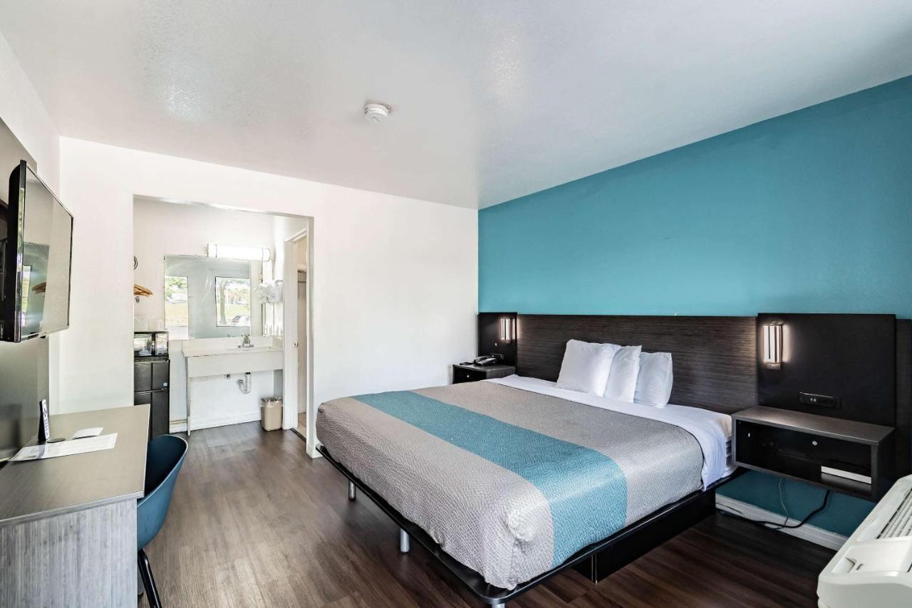 Motel 6 Tampa Near Fairgrounds - Casino Buitenkant foto