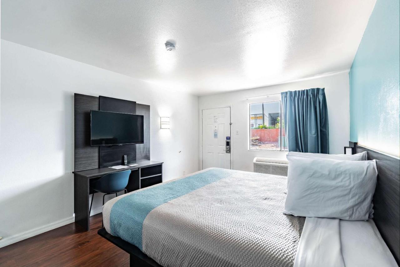 Motel 6 Tampa Near Fairgrounds - Casino Orient Park Buitenkant foto