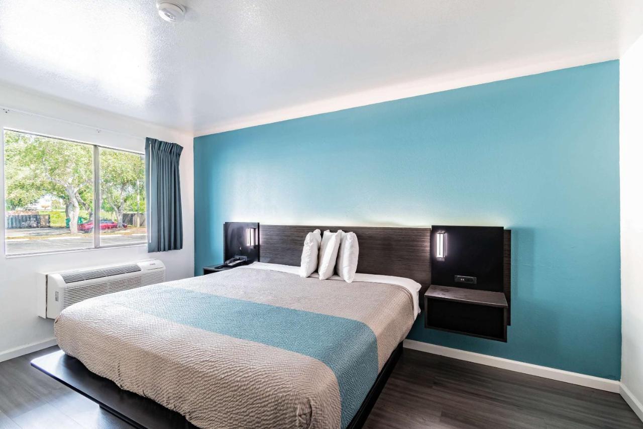 Motel 6 Tampa Near Fairgrounds - Casino Orient Park Buitenkant foto