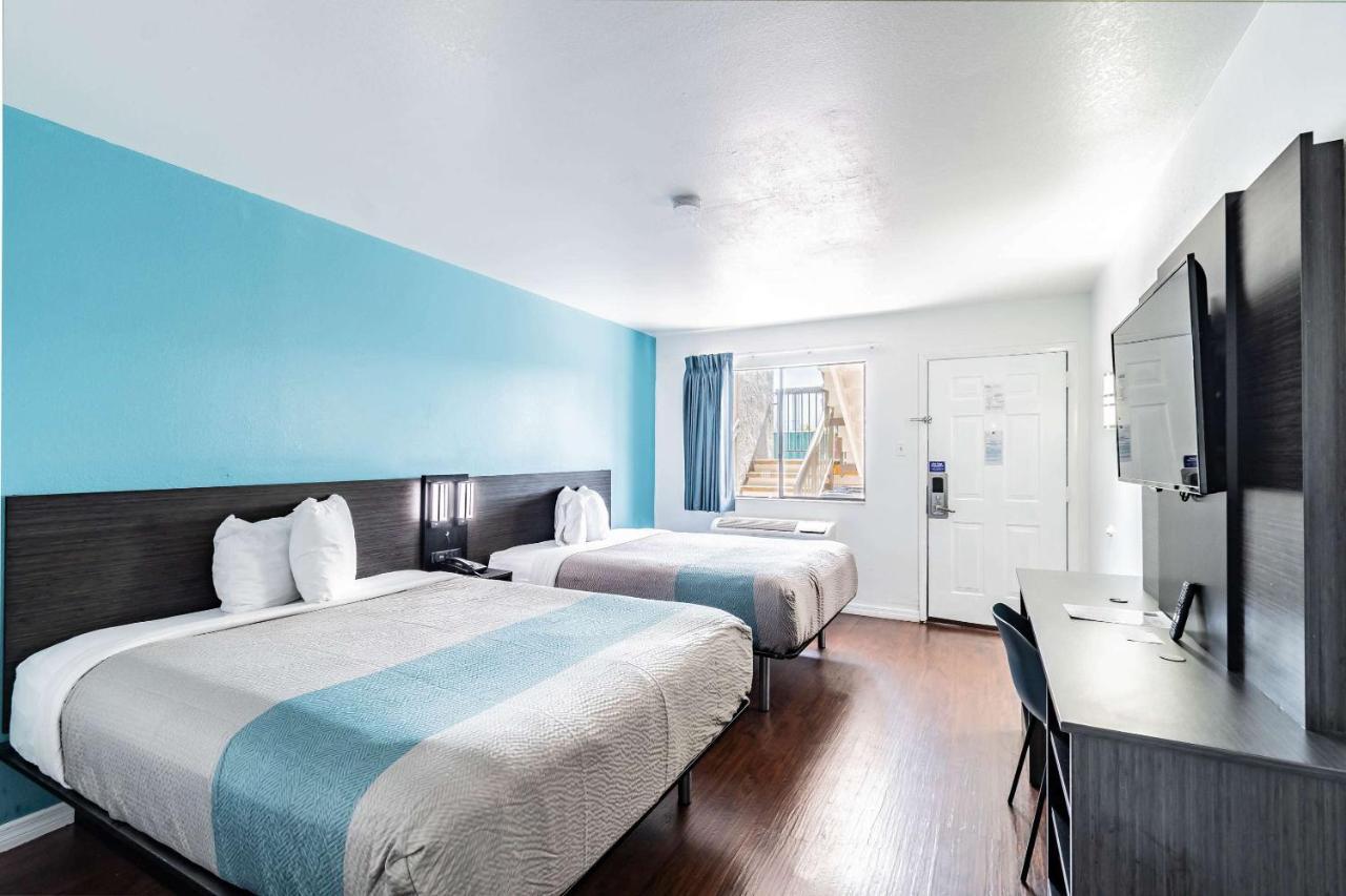 Motel 6 Tampa Near Fairgrounds - Casino Orient Park Buitenkant foto