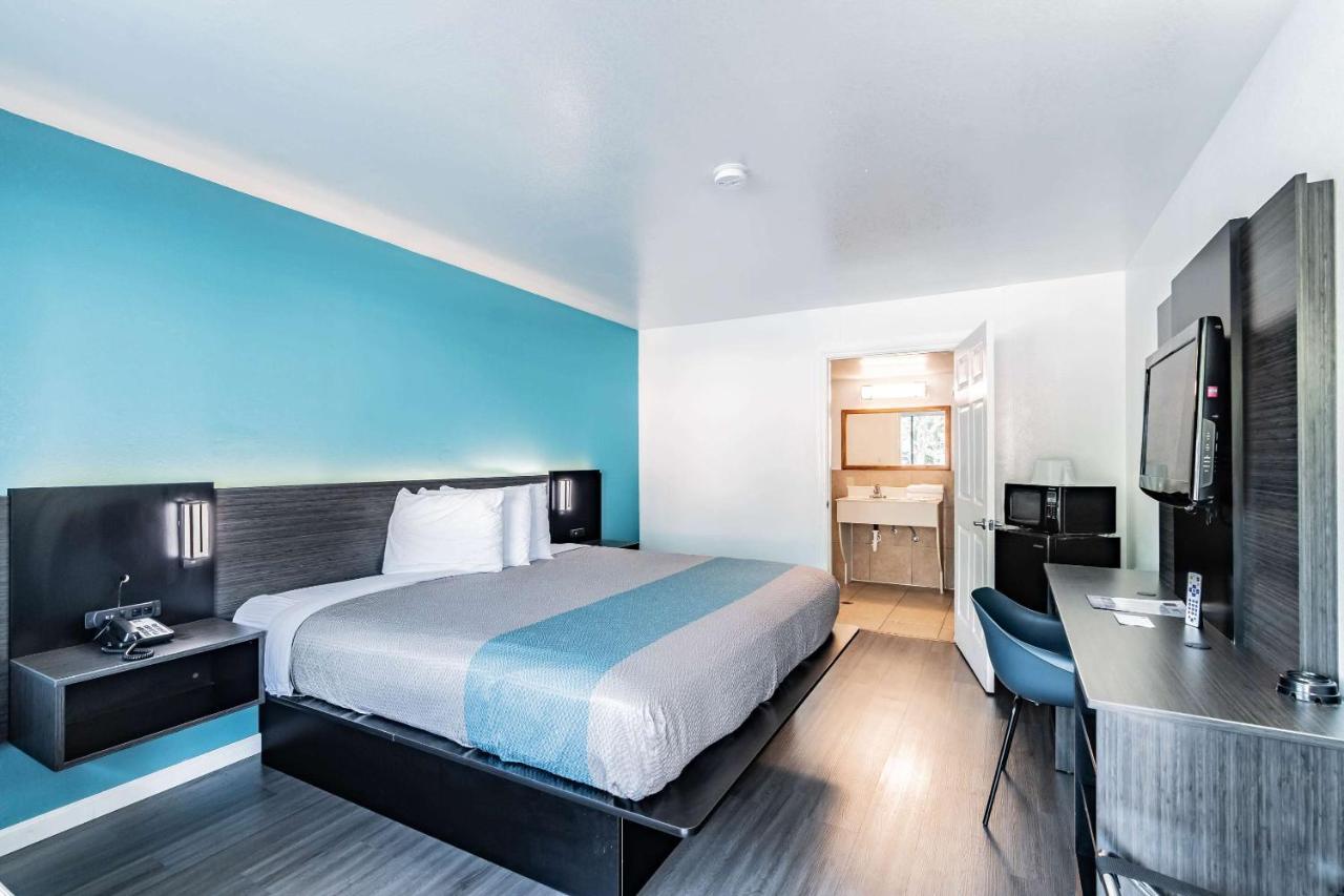 Motel 6 Tampa Near Fairgrounds - Casino Orient Park Buitenkant foto