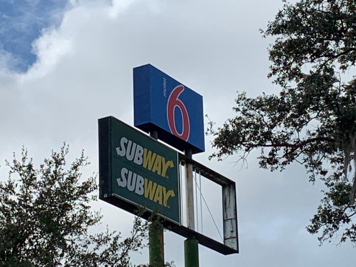 Motel 6 Tampa Near Fairgrounds - Casino Buitenkant foto
